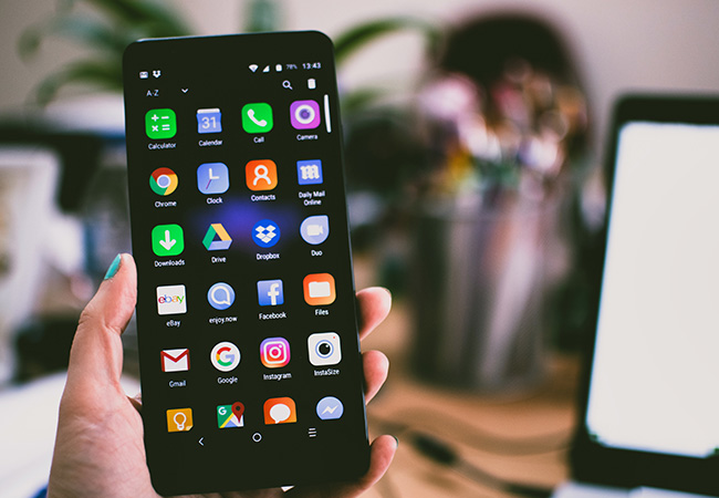 Android ohne Google-Konto: Handydisplay mit vielen Apps und unscharfem Hintergrund. Bild: Pexels/Lisa